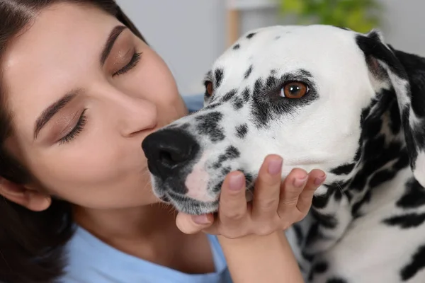 Mooie Vrouw Die Haar Schattige Dalmatische Hond Binnen Kust Close — Stockfoto