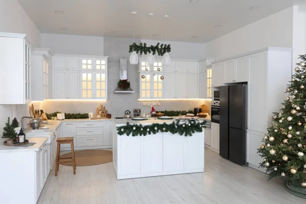Gemütliche Geräumige Küche Für Weihnachten Dekoriert Innenarchitektur — Stockfoto