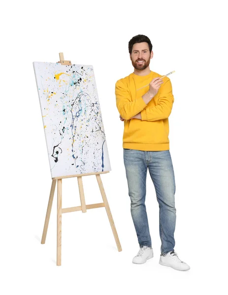 快乐的男人 画架旁边有刷子 背景是白色的 创意业余爱好 — 图库照片
