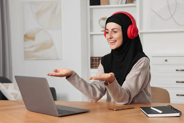 Мусульманка Хіджабі Використовуючи Відеочат Ноутбуці Дерев Яним Столом Кімнаті — стокове фото