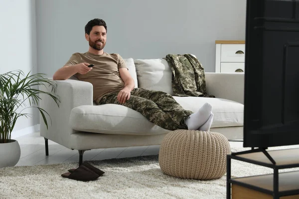 Ευτυχισμένος Στρατιώτης Βλέποντας Τηλεόραση Στον Καναπέ Στο Σαλόνι Στρατιωτική Θητεία — Φωτογραφία Αρχείου