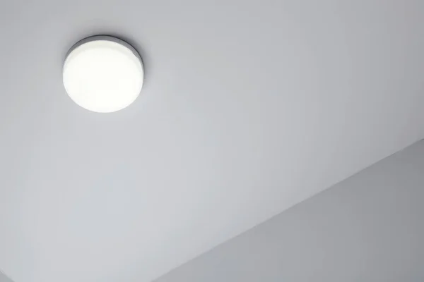 Éclairage Moderne Blanc Plafond Dans Chambre Vue Angle Bas — Photo