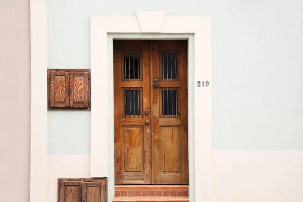 Entrada Casa Residencial Con Puerta Madera — Foto de Stock
