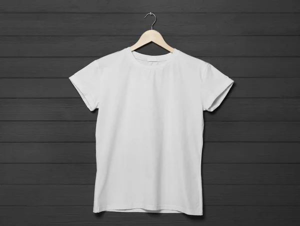 Κρεμάστε Κομψό Λευκό Shirt Γκρι Ξύλινο Τοίχο — Φωτογραφία Αρχείου