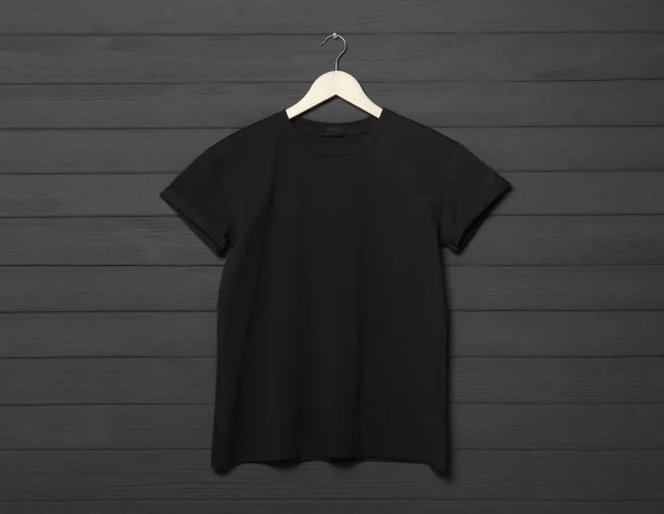 Cabide Com Elegante Camiseta Preta Parede Madeira Cinza — Fotografia de Stock