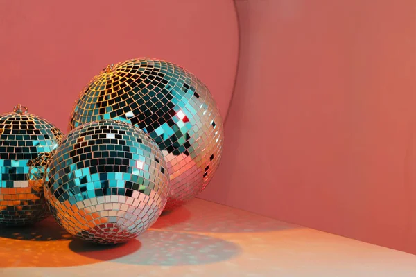 Heldere Glimmende Discoballen Achtergrond Van Kleur Bovenaanzicht Ruimte Voor Tekst — Stockfoto