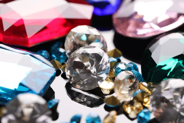 Ayna Yüzeyindeki Mücevherler Için Farklı Güzel Taşlar Yakın Plan — Stok fotoğraf