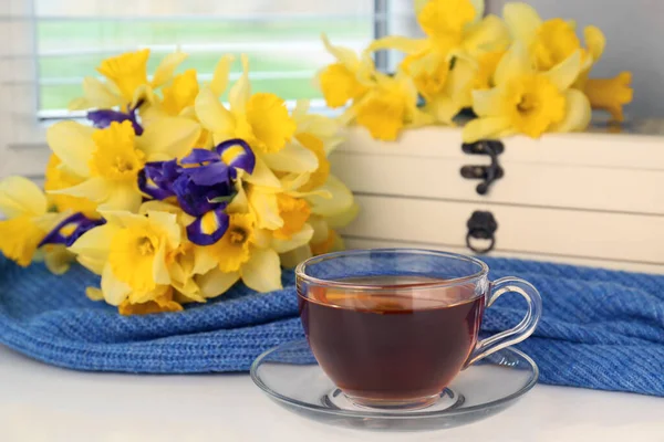 Kopje Aromatische Thee Mooie Gele Narcis Irisbloemen Vensterbank — Stockfoto