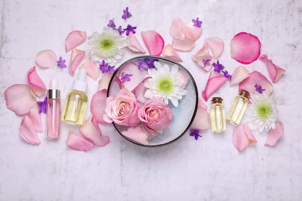 Lapos Feküdt Kompozíció Egy Tál Víz Gyönyörű Virágok Könnyű Asztalon — Stock Fotó