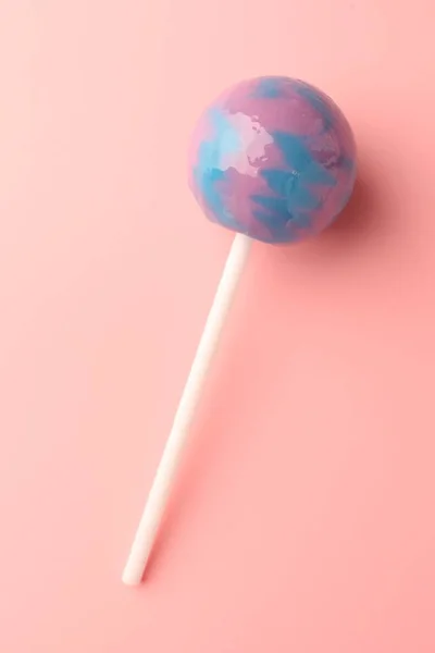 粉色背景的美味棒棒糖 顶视图 — 图库照片