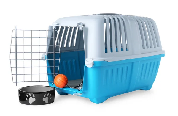 Lichtblauwe Hondendraagtas Met Speelgoed Schaal Geïsoleerd Wit — Stockfoto