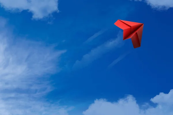 白云和纸飞机在蓝天中飞行 案文的篇幅 — 图库照片