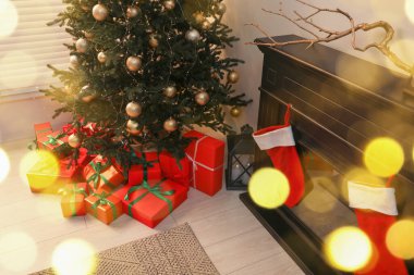 Noel ağacının altında güzelce paketlenmiş hediye kutuları.