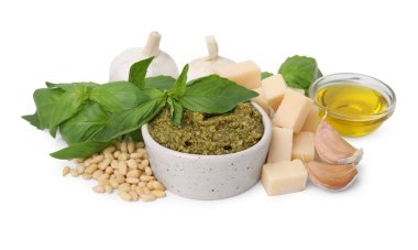 Beyaz üzerine izole edilmiş lezzetli pesto sosu pişirmek için farklı malzemeler.