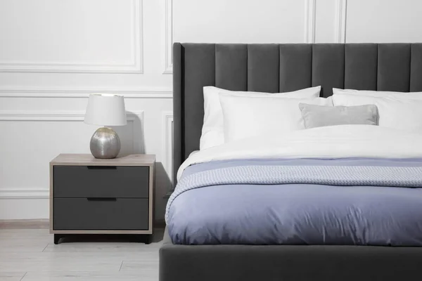 Comfortabel Bed Buurt Van Nachtkastje Met Lamp Stijlvolle Slaapkamer — Stockfoto
