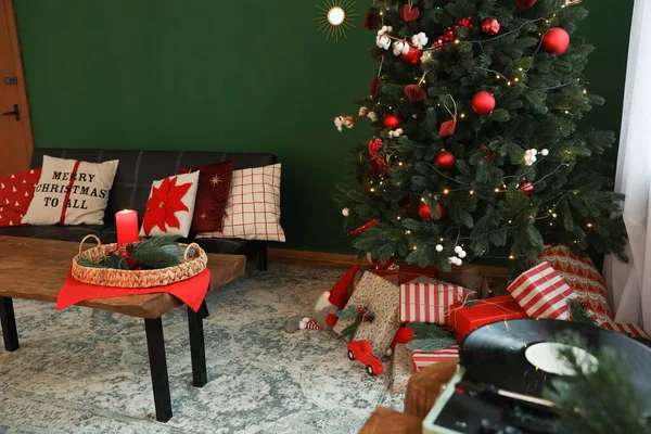 Kanepeli Rahat Bir Oda Noel Ağacı Şenlikli Bir Dekor Tasarım — Stok fotoğraf