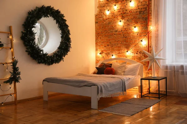 スタイリッシュなクリスマスの装飾が施された居心地の良いベッドルーム インテリアデザイン — ストック写真