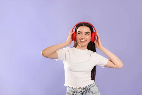 Teenage Girl Listening Music Headphones Violet Background — 스톡 사진
