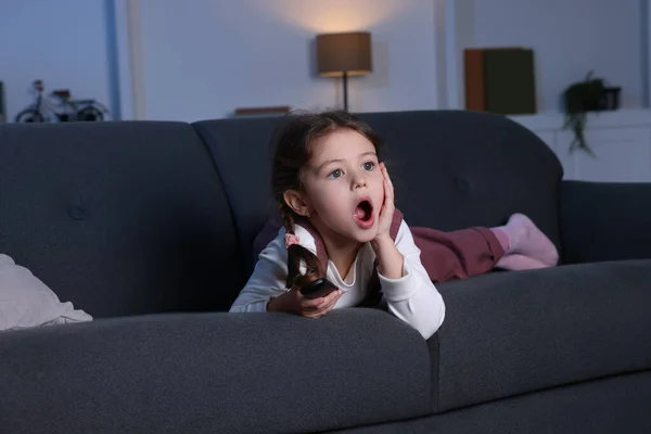 Zszokowana Dziewczyna Ogląda Telewizję Kanapie Domu — Zdjęcie stockowe