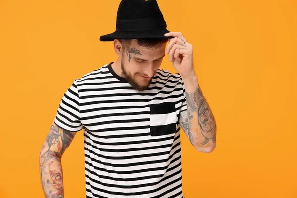 Hombre Hipster Guapo Con Sombrero Elegante Sobre Fondo Naranja —  Fotos de Stock