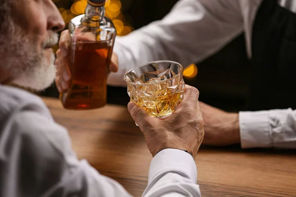Cantinero Vertiendo Whisky Vidrio Para Cliente Mostrador Bar Primer Plano — Foto de Stock