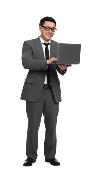Бизнесмен Костюме Работает Ноутбуке Белом Фоне — стоковое фото