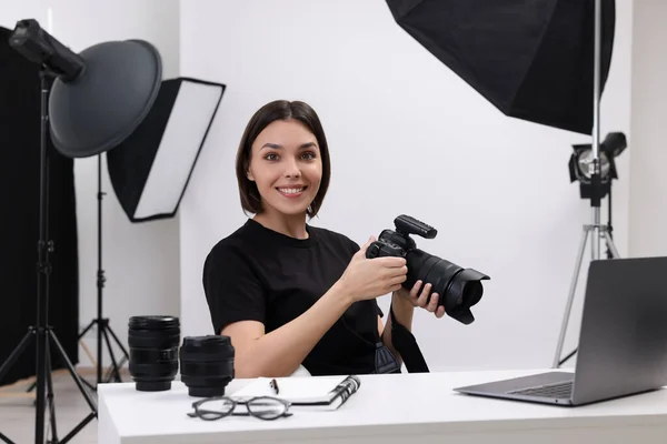 Modern Fotoğraf Stüdyosundaki Masada Kamerası Olan Genç Profesyonel Fotoğrafçı — Stok fotoğraf