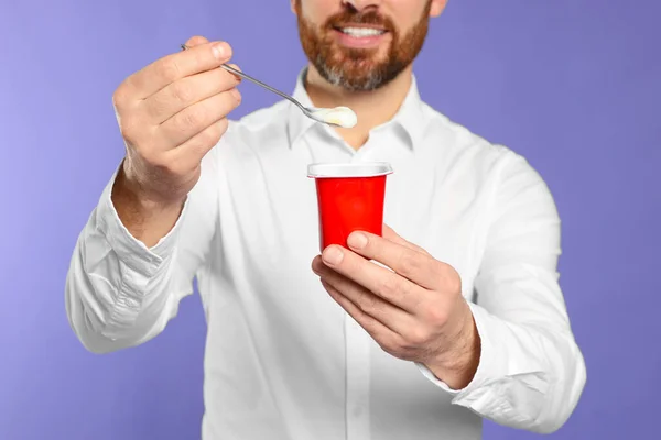 Homem Com Delicioso Iogurte Fundo Violeta Close — Fotografia de Stock