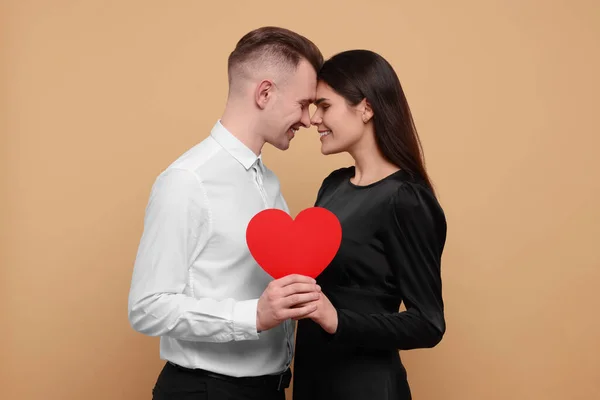Joli Couple Avec Coeur Décoratif Sur Fond Beige Fête Saint — Photo