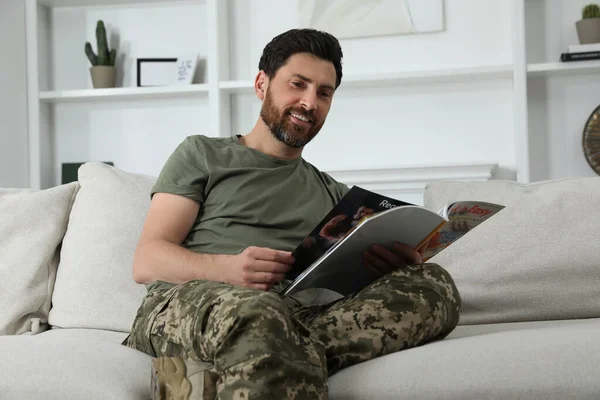 Joyeux Soldat Lisant Magazine Sur Canapé Dans Salon Service Militaire — Photo