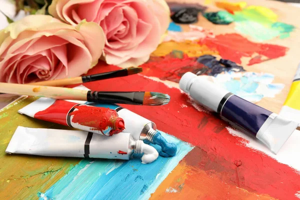 Tubos Tintas Óleo Coloridas Flores Pincéis Sobre Tela Com Pintura — Fotografia de Stock