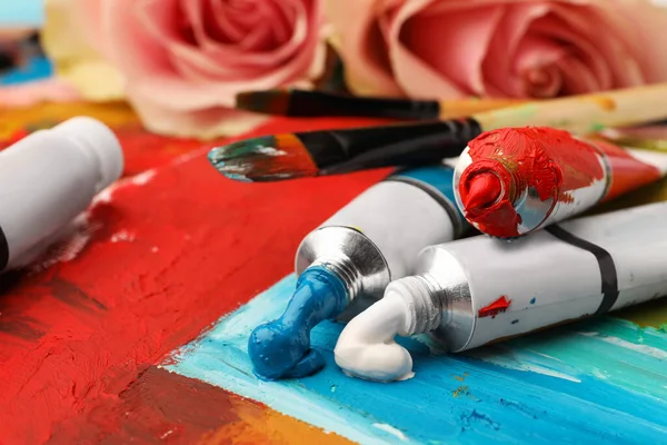 Tubos Tintas Óleo Coloridas Pincel Sobre Tela Com Pintura Abstrata — Fotografia de Stock