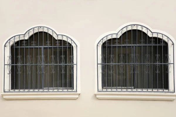 Güzel Pencereleri Çelik Izgaraları Olan Bir Bina — Stok fotoğraf