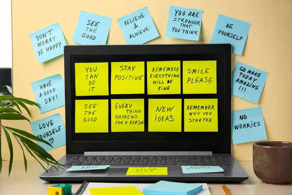 Notas Papel Com Frases Afirmação Vida Laptop Mesa Contra Fundo — Fotografia de Stock