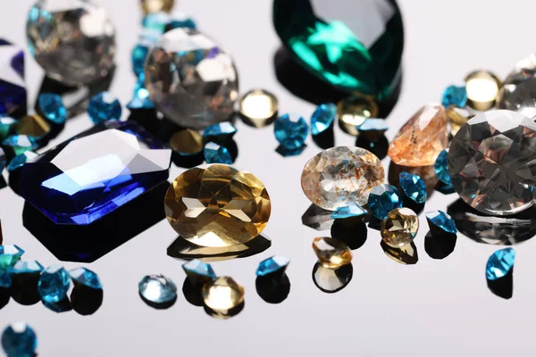 Διαφορετικές Όμορφες Πολύτιμους Λίθους Για Κοσμήματα Στην Επιφάνεια Καθρέφτη — Φωτογραφία Αρχείου
