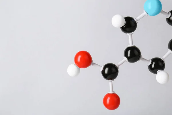 薄い灰色の背景にビタミンB3の分子 テキストのためのクローズアップとスペース 化学モデル — ストック写真