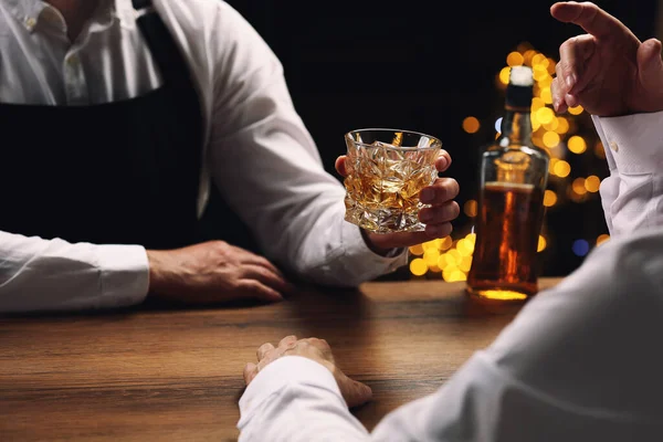Barkeeper Gibt Dem Kunden Ein Glas Whiskey Der Theke Nahaufnahme — Stockfoto