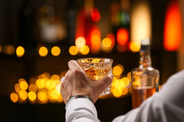 Man Med Glas Whisky Mot Suddiga Ljus Närbild — Stockfoto