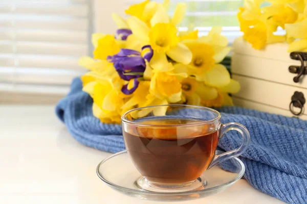 Xícara Chá Aromático Lindo Narciso Amarelo Flores Íris Peitoril Janela — Fotografia de Stock