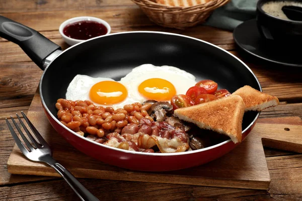 Frying Pan Cooked Traditional English Breakfast Wooden Table Closeup — Stock Photo, Image
