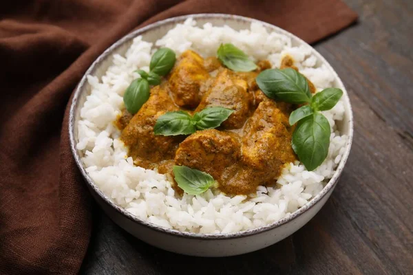 Köstlicher Reis Und Huhn Mit Currysoße Auf Holztisch Serviert Nahaufnahme — Stockfoto