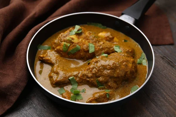 Finom Csirke Curry Mártással Asztalon Közelkép — Stock Fotó