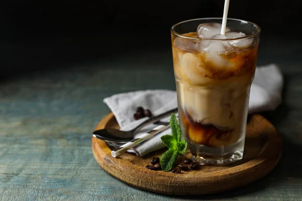 Lezzetli Buzlu Kahve Bardağına Süt Dökmek Açık Mavi Ahşap Masa — Stok fotoğraf