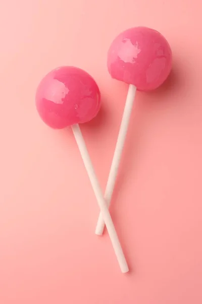 粉红背景 味道鲜美的棒棒糖 — 图库照片