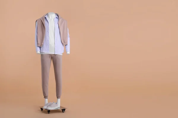 Maniquí Masculino Con Zapatillas Deporte Vestidas Con Camiseta Blanca Suéter — Foto de Stock