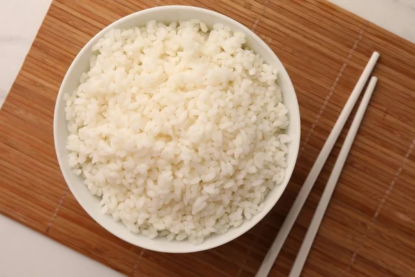 白桌上有好吃的米饭和筷子 平铺着 — 图库照片