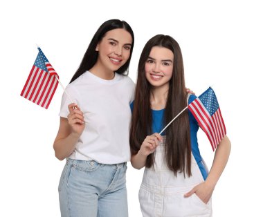 4 Temmuz - Amerika 'nın Bağımsızlık Günü. Beyaz arka planda ABD bayrakları olan mutlu anne ve kız