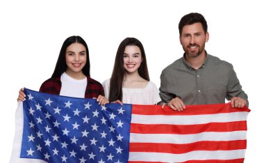4 Temmuz - Amerika 'nın Bağımsızlık Günü. Beyaz arka planda ulusal bayrağı olan mutlu bir aile.