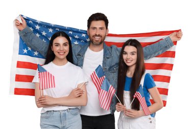4 Temmuz - Amerika 'nın Bağımsızlık Günü. Beyaz arka planda ABD bayrakları olan mutlu bir aile.