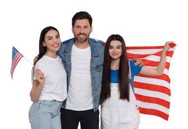 4 Temmuz - Amerika 'nın Bağımsızlık Günü. Beyaz arka planda ABD bayrakları olan mutlu bir aile.